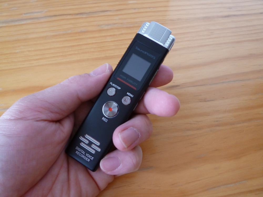 SoundPEATS(サウンドピーツ) Nano6 ボイスレコーダーを手に握った画像