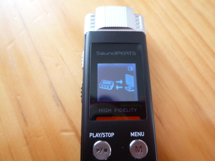 SoundPEATS(サウンドピーツ) Nano6 ボイスレコーダーをパソコンにつないで充電中のディスプレイ