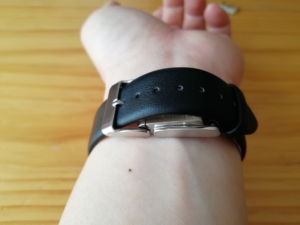 Smart Buckle(スマート・バックル)本体がついた腕時計を装着