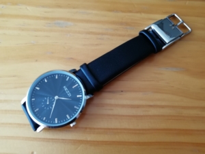 Smart Buckle(スマート・バックル)本体がついた市販の腕時計