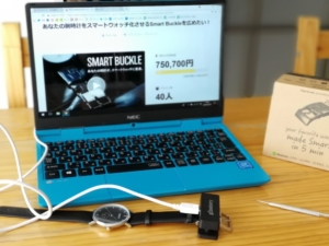 Smart Buckle(スマート・バックル)の充電器にマイクロUSBケーブルをつなぎ、パソコンのUSBポートにもつなぐ