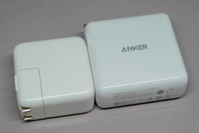 12インチMacBook付属の「Apple 29W USB-C 電源アダプタ」と比較（側面）