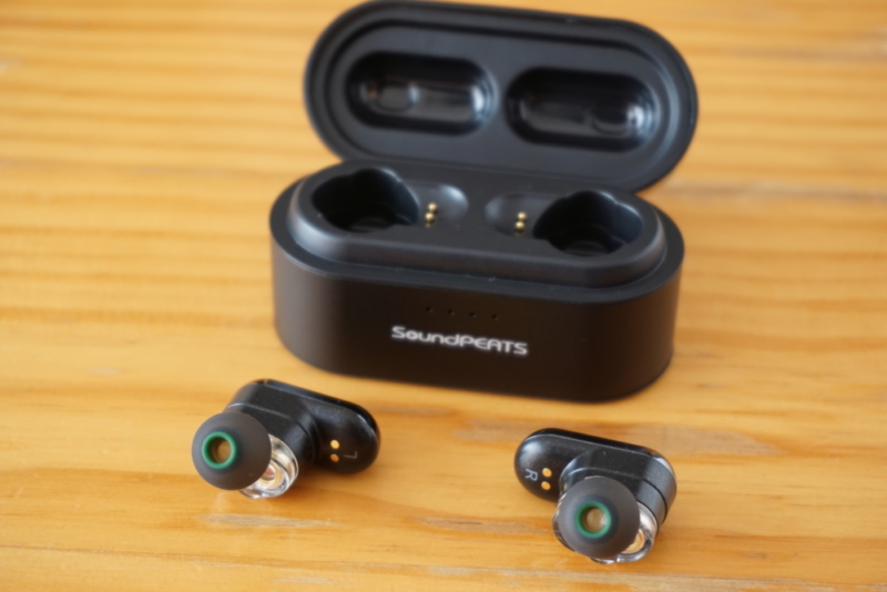 SoundPEATS(サウンドピーツ) Truengine Bluetooth イヤホン 充電ケースからイヤホンを取り出す