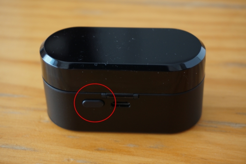 SoundPEATS(サウンドピーツ) Truengine Bluetooth イヤホン 充電ケースの後ろ側のボタン