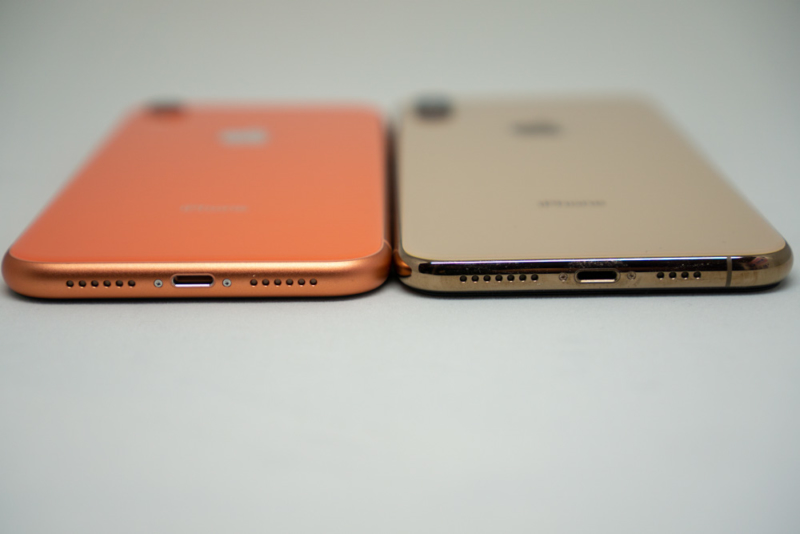 iPhone XRとiPhone XS Maxの下部比較