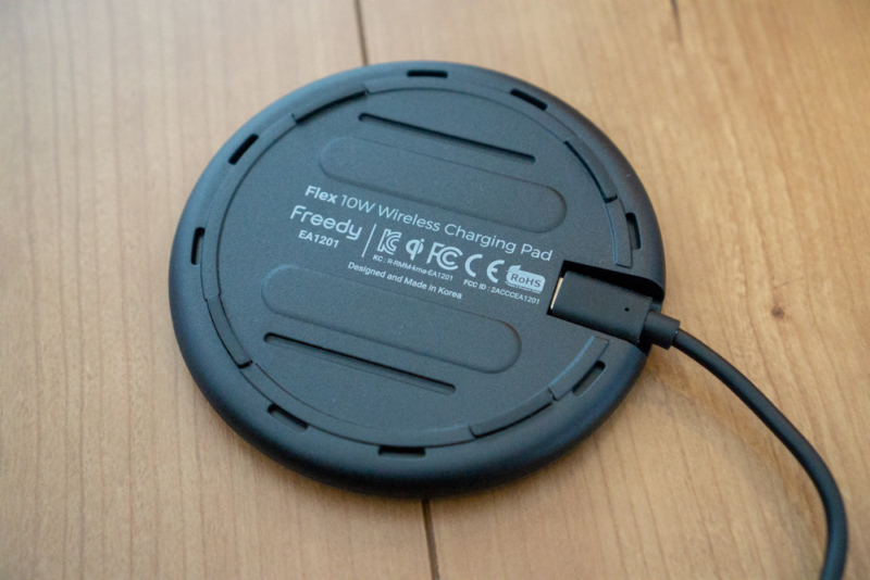 「Flex 10Wワイヤレス充電パッド EA1201S」の裏面は廃熱用の通気口あり