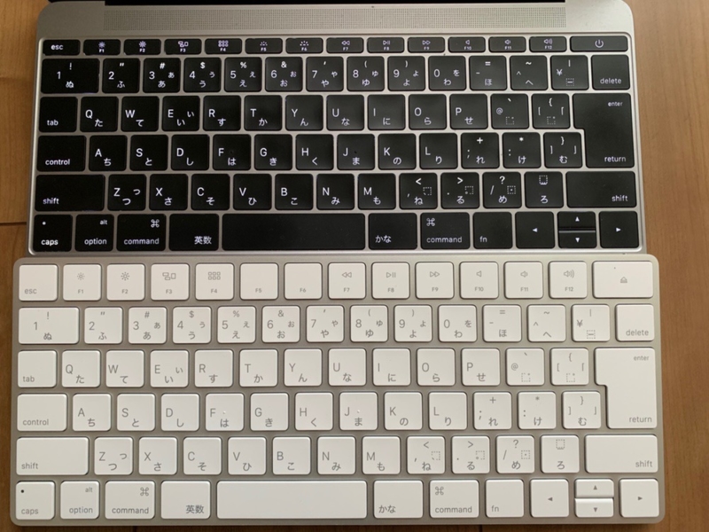 上：12インチMacBook 下：Magic Keyboard
