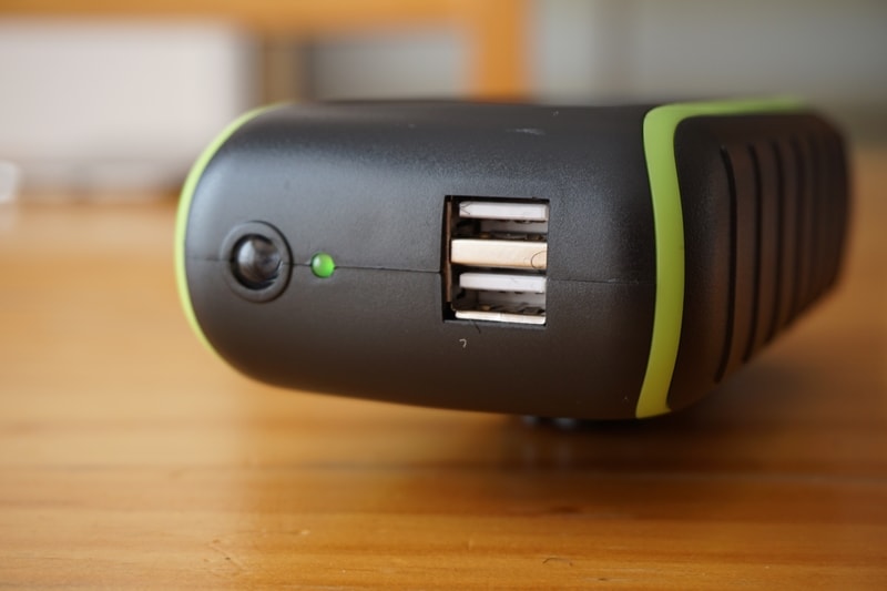 【Chargi-Q mini（チャージックミニ）ソーラーチャージャー モバイルバッテリー 】USBポートとライト