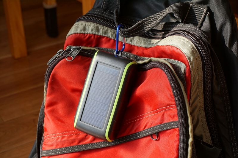 【Chargi-Q mini（チャージックミニ）ソーラーチャージャー モバイルバッテリー 】リュックにカラビナフックをつけて本体をつるす