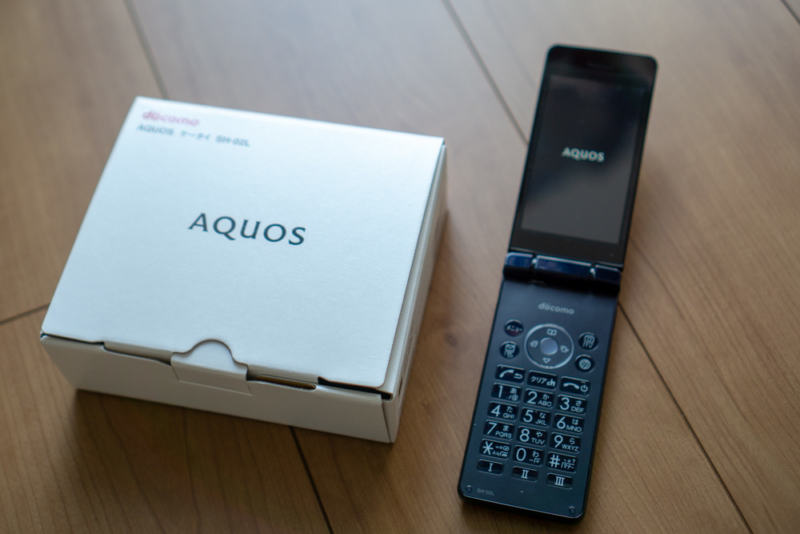 AQUOS ケータイ SH-02Lパッケージ