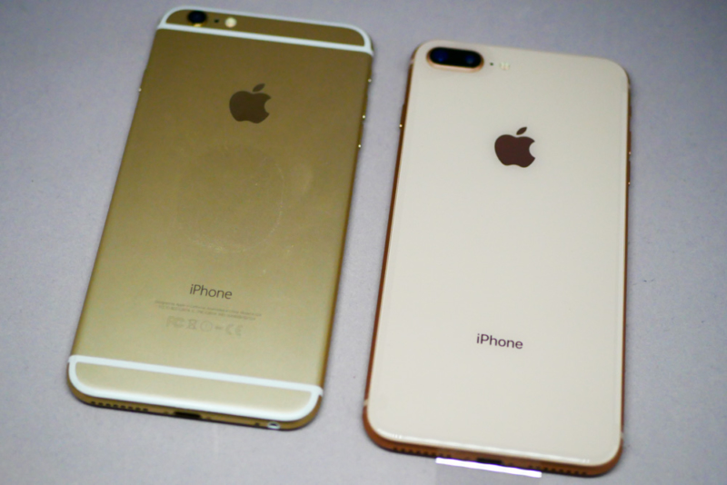 iPhone 6とiPhone 8の背面比較（ガラスとアルミニウムでかなり違う）