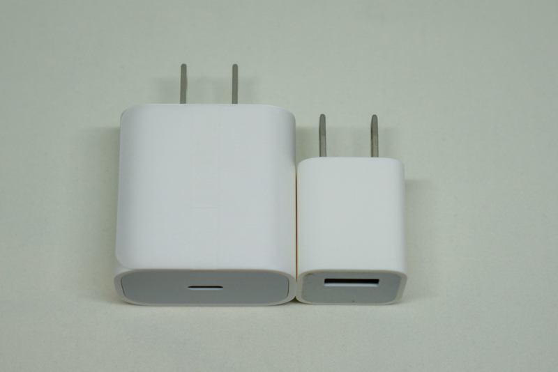 左：18W USB-C電源アダプタ左：5W USB電源アダプタ