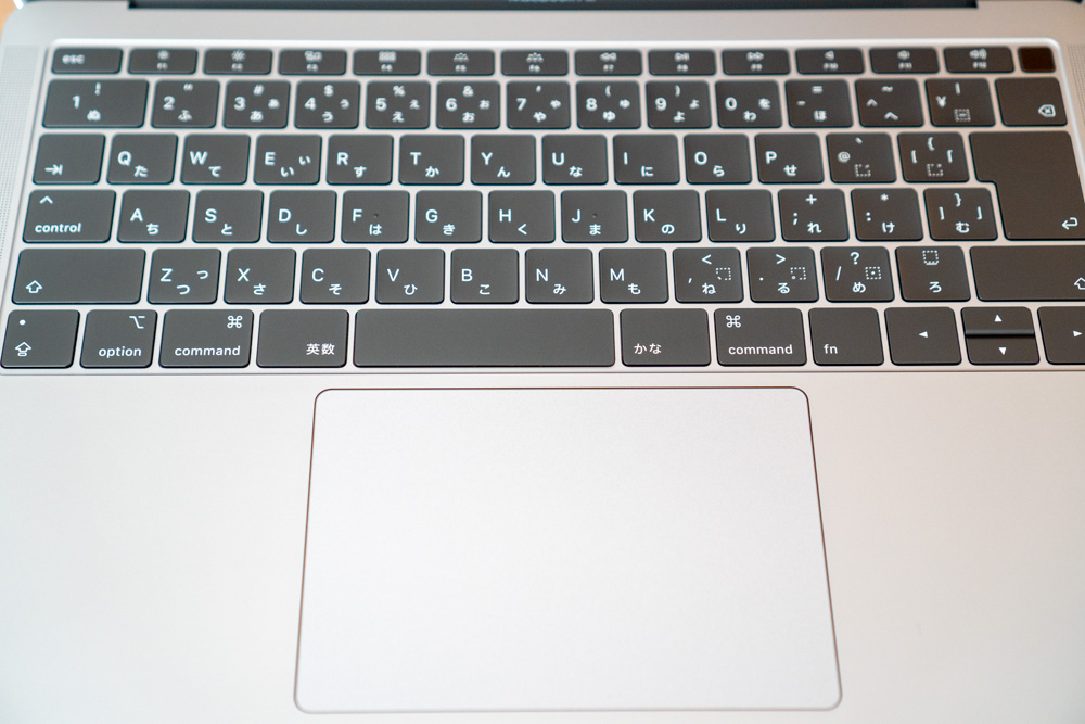 MacBookのキーボードとトラックパッド