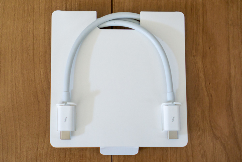 Apple Thunderbolt 3ケーブルはしっかりした太さがある
