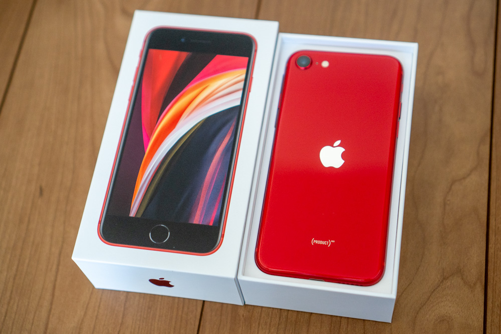 iPhone SE 第2世代 (PRODUCT)RED 開封フォトレポート。iPhone 8から何が変わった？マスクをつけても使える