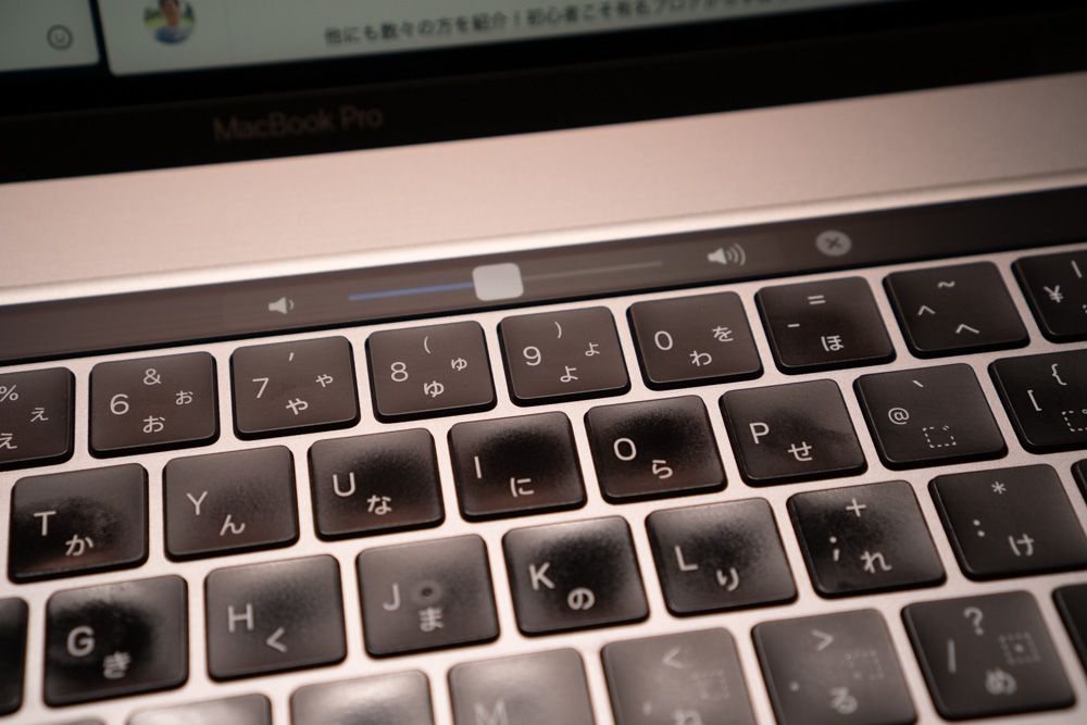 MacBook ProのTouch Barは使える？正直いらないけど、カスタマイズして「スリープ」機能を割り当てたら少し便利！ アナザー