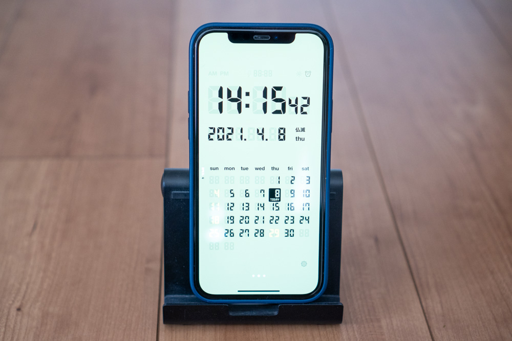 お古のiPhoneは置き時計として有効活用！「LCD Clockアプリ」で卓上時計を実現 - アナザーディメンション