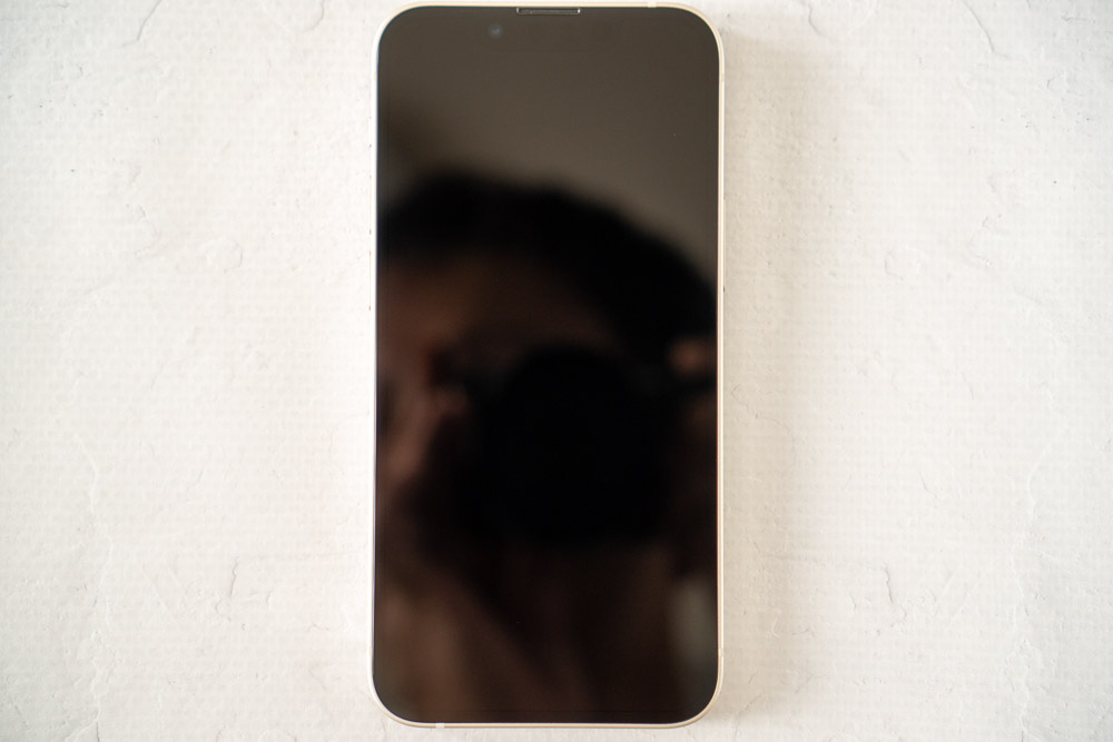 iPhone 13 mini スターライト開封フォトレポート。画面が小さくなる「レベルダウン感」はあるが、軽さが魅力のバランス重視モデル